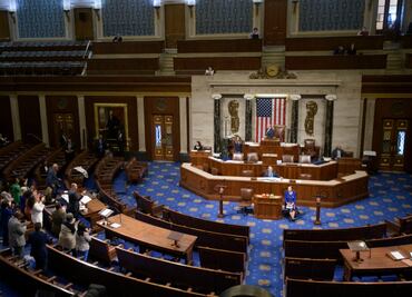 Demócrata retrasa votación del plan fiscal de Trump; lleva más de 8 horas hablando en el Senado de EU