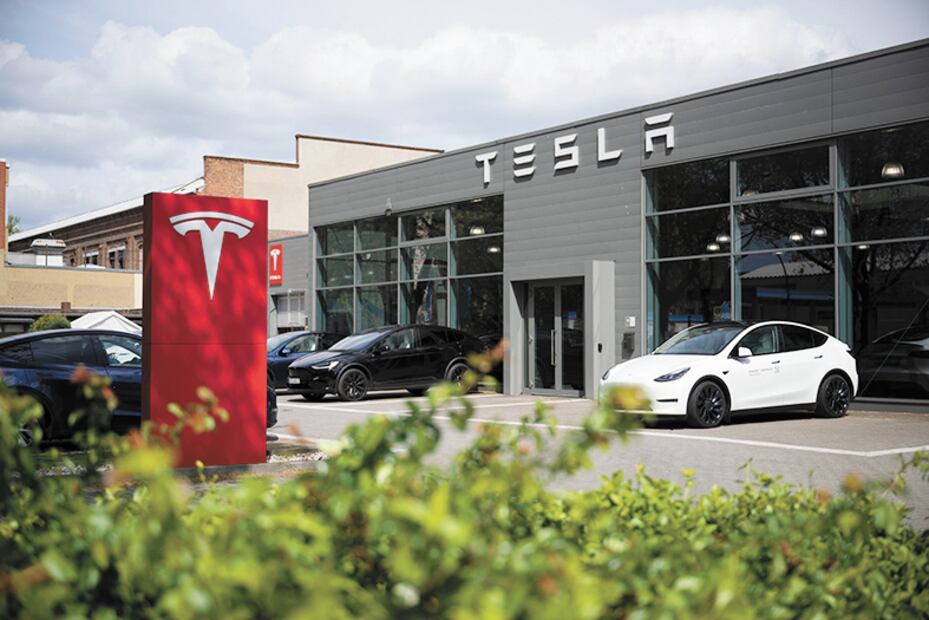 En el primer semestre, los beneficios netos de Tesla se redujeron 50% a 2 mil 607 millones de dólares. Foto: archivo