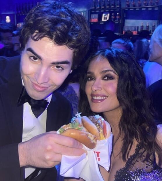 Los Cuarón y Salma Hayek le caen a Del Toro en la fiesta del Oscar