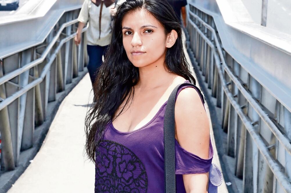 Karen usa todos los días el transporte público de la capital. Ha tolerado desde miradas lascivas hasta “piropos”, pero un día sufrió una persecución por más de una hora. (LUIS CORTÉS. EL UNIVERSAL)