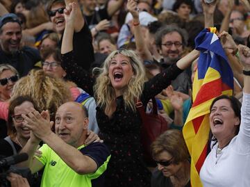 Decenas de miles de independentistas estallan de júbilo en Barcelona
