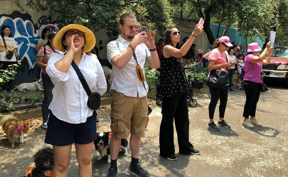Una serie de vecinos, activistas contra el maltrato animal y público en general se reunieron al exterior del domicilio de la mujer que supuestamente mató a "moni".  / Foto: Atenea Campuzano.