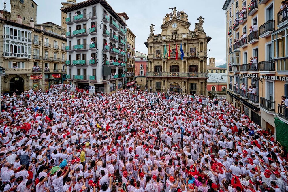 Ambiente en la plaza del ayuntamiento de Pamplona momentos antes del chupinazo que da comienzo a las fiestas de San Fermín, este sábado. Foto: EFE