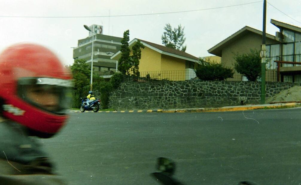 La avenida Adolfo López Mateos y la avenida Lomas Verdes en los años noventa. Al centro de la toma, una de las típicas casas del Fraccionamiento Lomas Verdes. Ahora esa casa es una farmacia de cadena. Imagen: Archivo Fotográfico de Cd Satélite en el Tiempo.