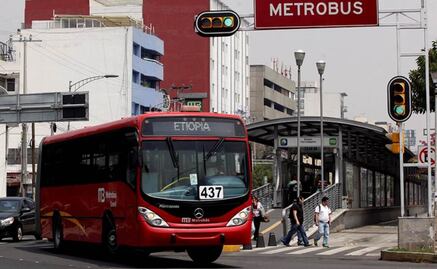 Usuarios pelean en Metrobús y causan daños a la unidad; son llevados al Ministerio Público VIDEO