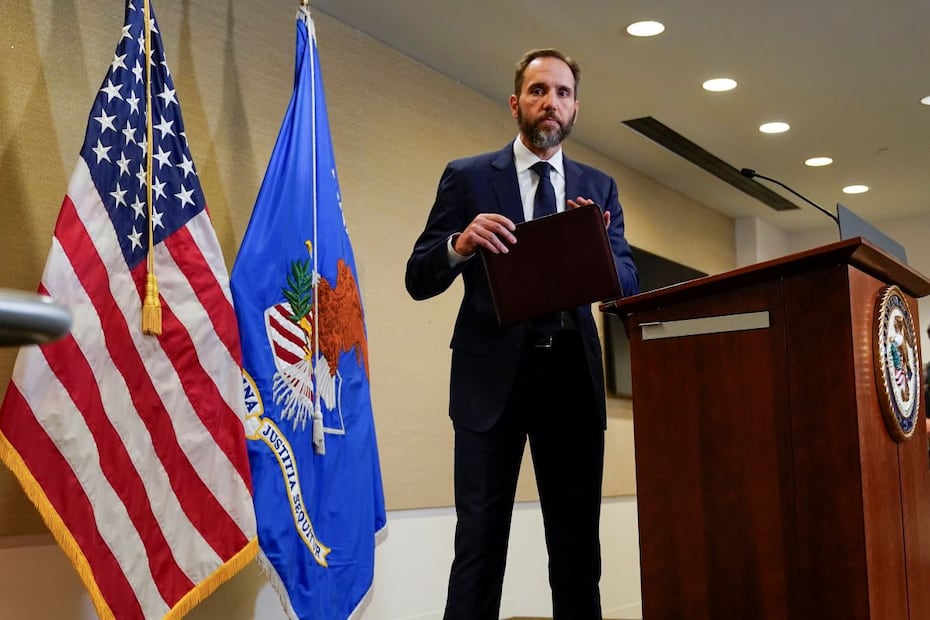 El fiscal especial Jack Smith anunció los cuatro cargos que se imputaron a Trump por intentar socavar el resultado de las elecciones 2020. FOTO: AP