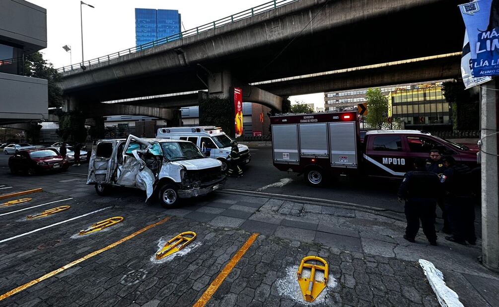 Se registra volcadura en lateral de Periférico Sur y calle Andes en la colonia Alpes alcaldía Álvaro Obregón. Foto: Juan Carlos Williams