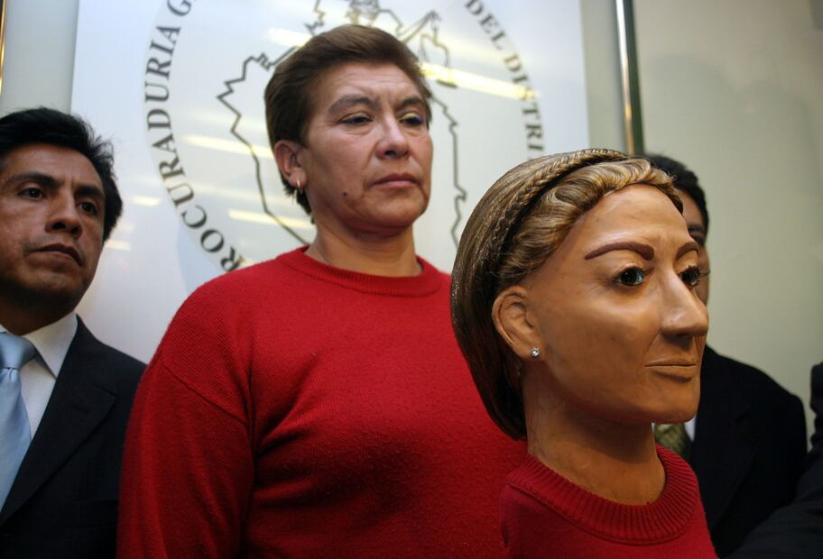 MEXICO, DF 25 ENERO 2006.- "La Mataviejitas" fue detenida por elementos de la Secretaria de Seguridad Publica, en la colonia Moctezuma primera sección en la delegación Venustiano Carranza.
FOTO: CUARTOSCURO/El Universal