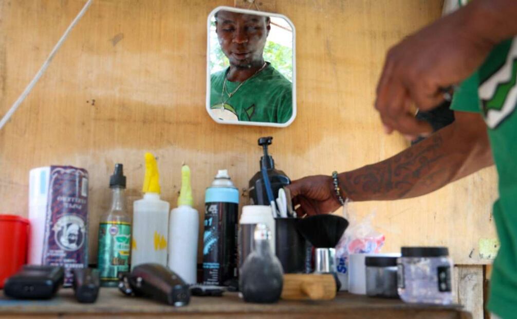 Jordan tiene una barbería en el campamento de Vallejo, afirma que salió de Colombia desplazado por la violencia. FOTO: Luis Camacho.