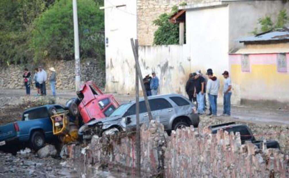 Gobernador de SLP brinda apoyo a familias de fallecidos en tromba