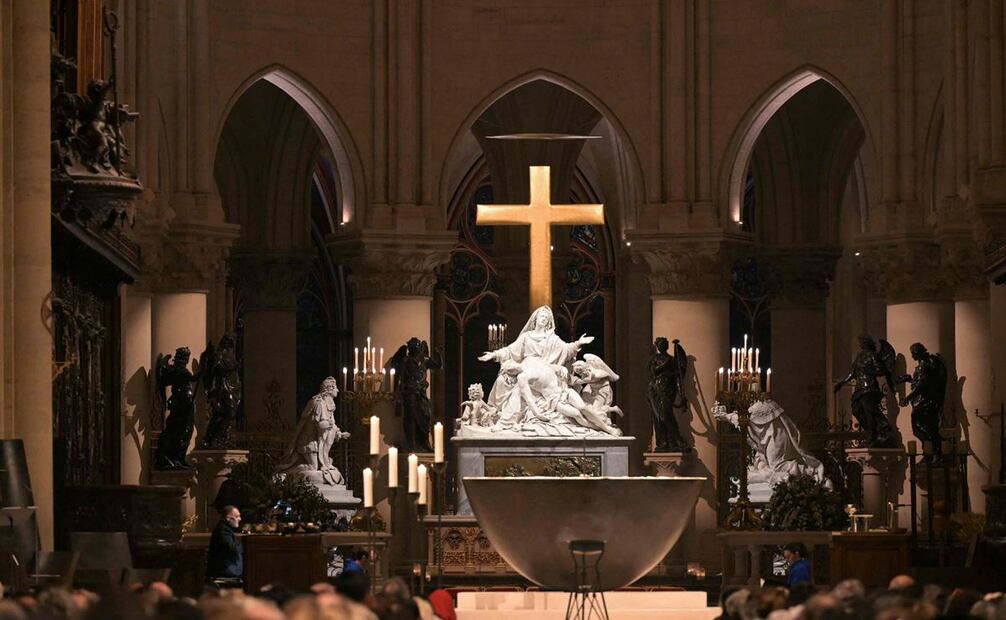 Los visitantes afirmaron sentir una "emoción tremenda" al ser de las primeras personas en visitar la catedral tras la reapertura. Foto: AFP
