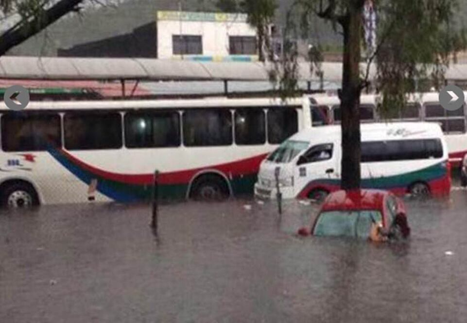En algunas zonas de Insurgentes Norte, a lo largo de un kilómetro, el agua alcanzó un metro de altura. Durante varias horas cientos de vehículos permanecieron varados. Foto Especial