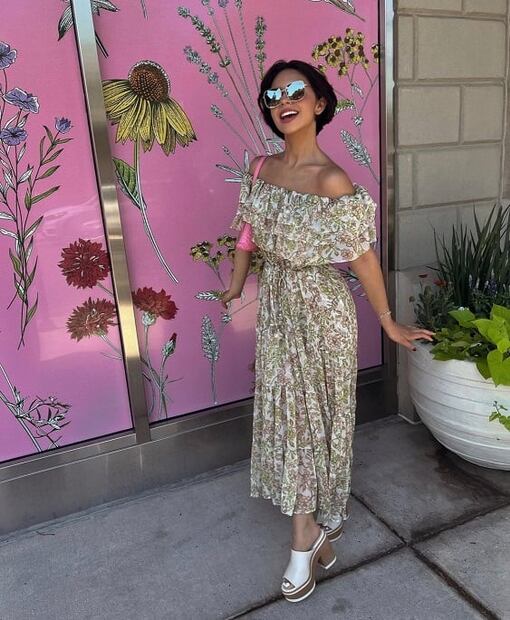 Ángela Aguilar en maxifalda y crop top, el look de playa perfecto