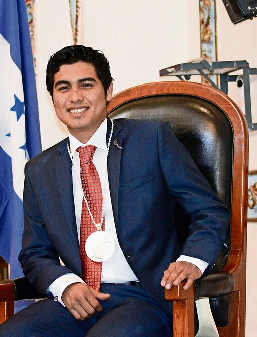 Cristóbal García Jaimes ha obtenido diversos premios por haber inventado un acelerador de partículas; quiere impulsar el mayor número de ideas posibles (DASSAEV TÉLLEZ. EL UNIVERSAL)