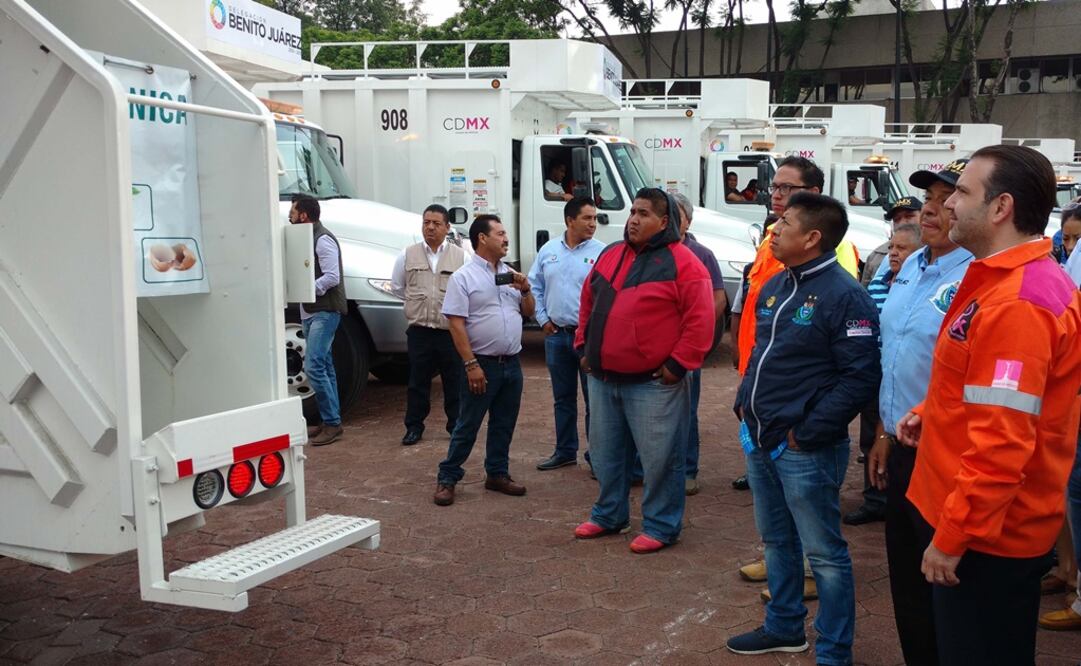 Von Roehrich entregó 16 nuevos camiones recolectores en la explanada delegacional. /Gerardo Suárez - EL UNIVERSAL