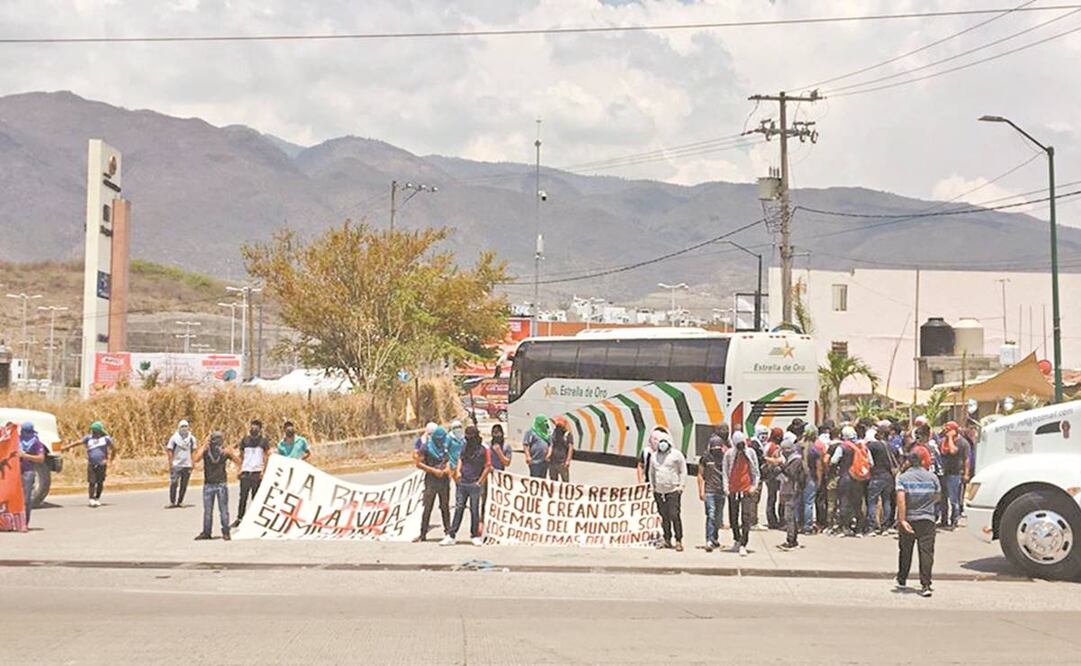 Normalistas de Ayotzinapa cerraron la Autopista del Sol para exigir la liberación de sus compañeros de Chiapas. Foto: Especial.