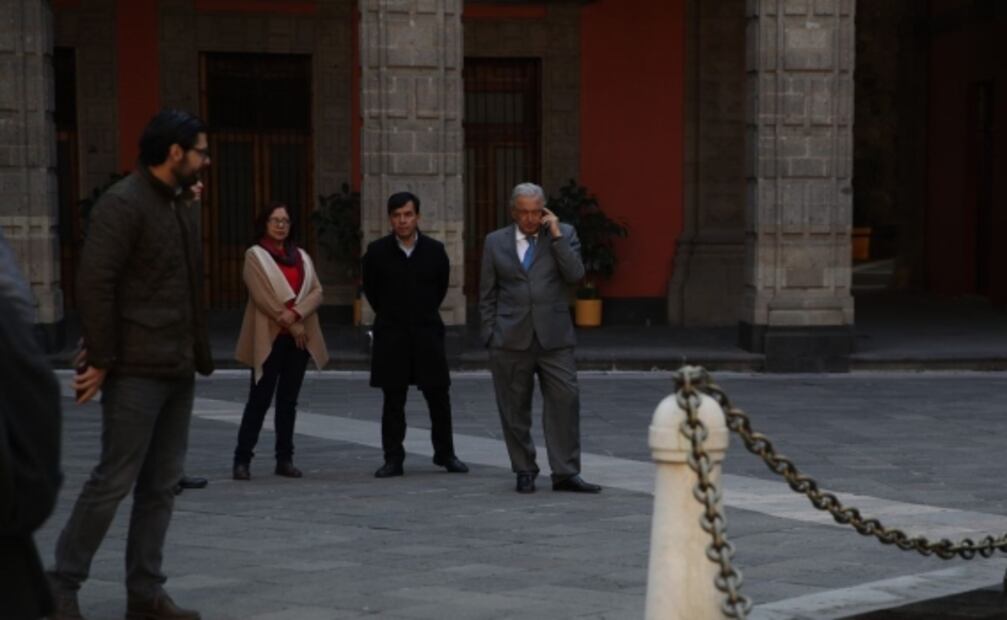 No nos metemos en protocolo de AMLO: Justifican por qué reporteros permanecieron "sentaditos" durante sismo