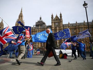 EU leaders aim to hold special Brexit summit in mid-November