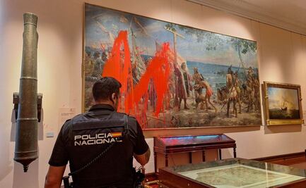 VIDEO: Activistas lanzan pintura contra cuadro de Colón en Museo Naval de Madrid