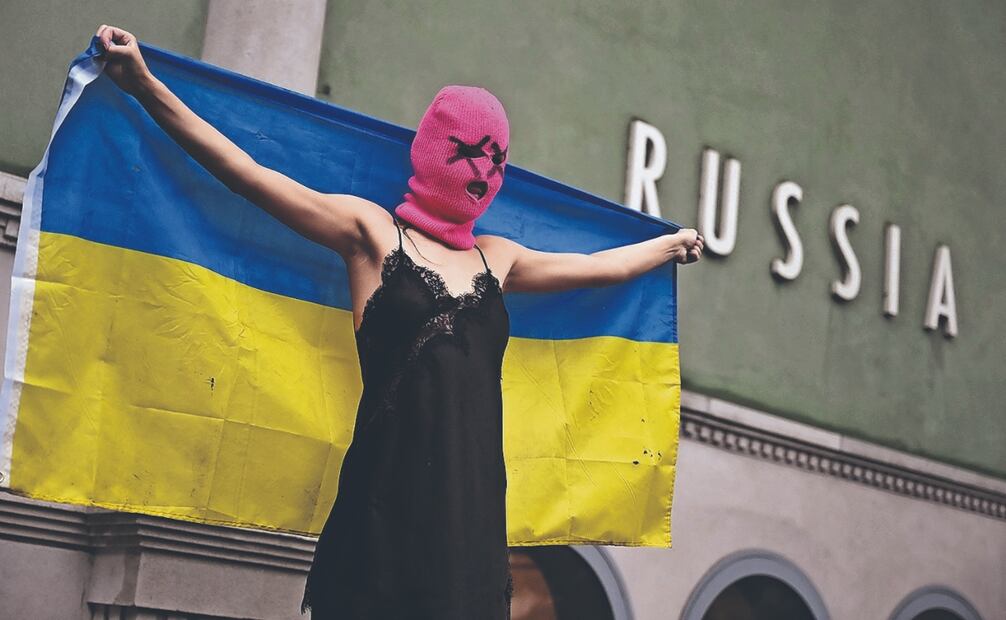 Con una bandera de Ucrania, el 6 de mayo una activista del grupo Pussy Riot protestó por la asistencia de Rusia a la Bienal de Venecia. Foto: AFP