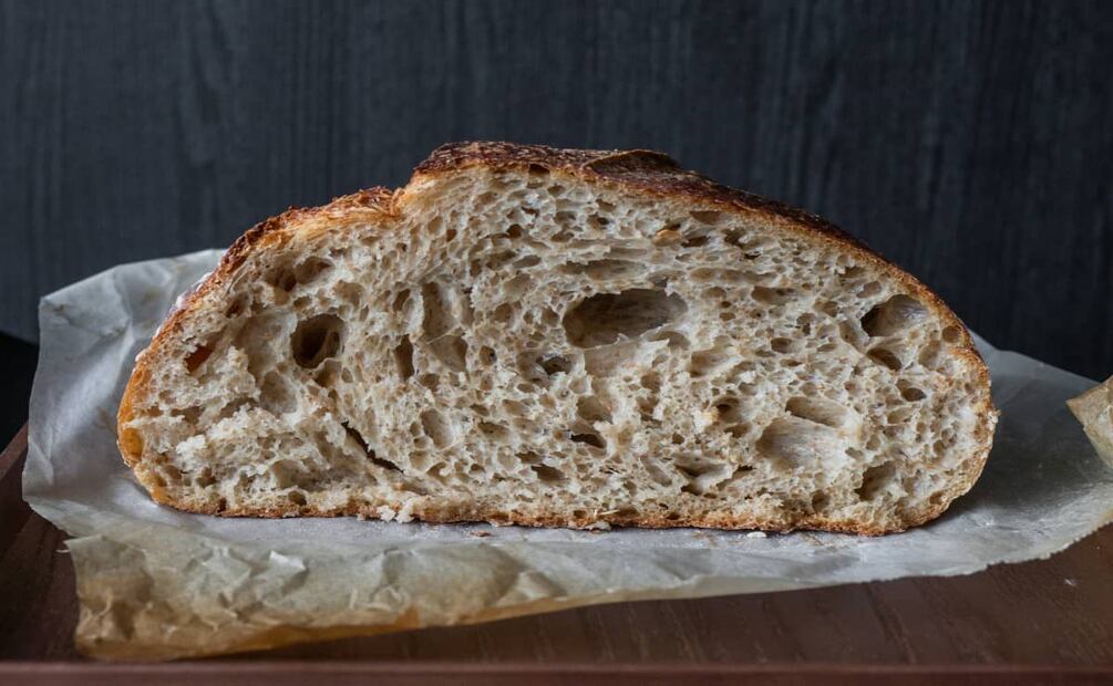 El pan de masa madre es naturalmente esponjoso, pues no contiene levadura industrial. Foto: Unsplash.