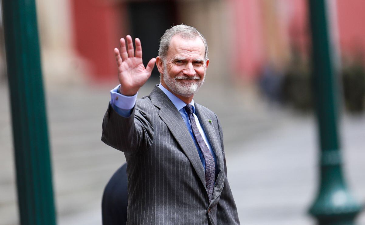 El rey Felipe VI saluda a su salida del antiguo Palacio de Gobierno este jueves, en La Paz (Bolivia). El rey Felipe VI se reunió con Paz en el antiguo Palacio de Gobierno en la visita oficial que el monarca realiza al país suramericano, dentro de la cual también se empapó de la cultura boliviana al recorrer un museo. Foto: EFE