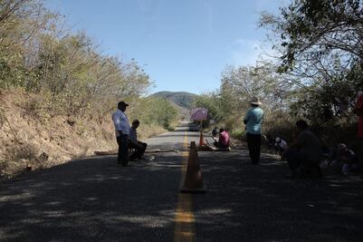 Habitantes de Ostula bloquean carretera Lázaro Cárdenas-Manzanillo