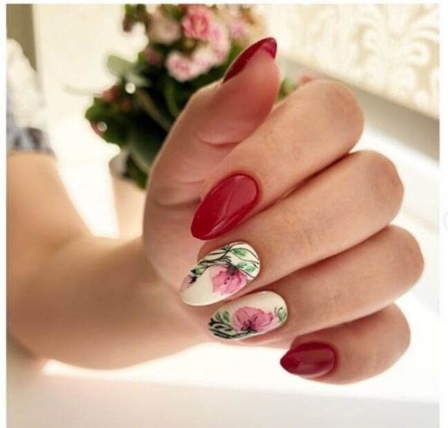 Reinventa tu manicura con las flores más hermosas del verano