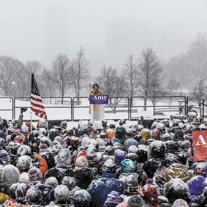 La senadora estadounidense Amy Klobuchar (en el estrado) anunció su candidatura a la presidencia durante una fuerte nevada ayer en Minneapolis, Minnesota . KEREM YUCEL. AFP