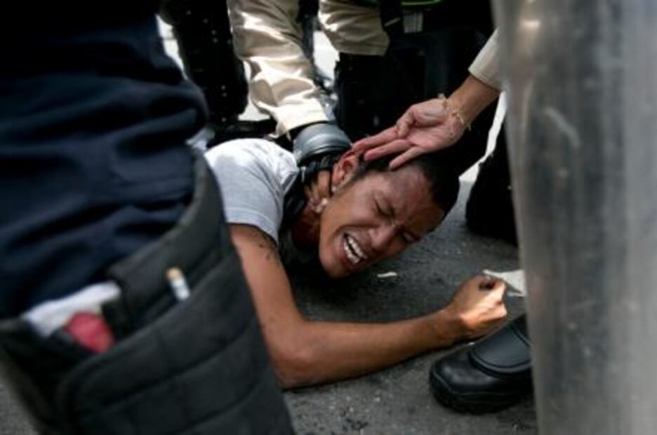 Policía reprime marcha opositora en Venezuela