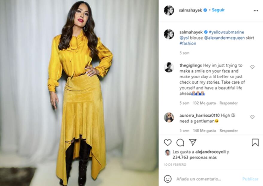 Salma Hayek luce traje de baño con escote de infarto