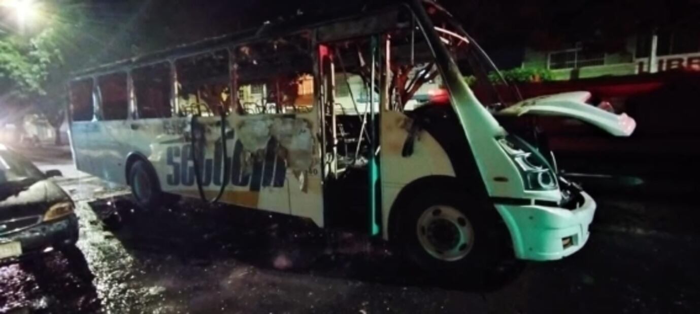 Incendian autos, farmacias y tiendas Oxxo en municipios de Guanajuato