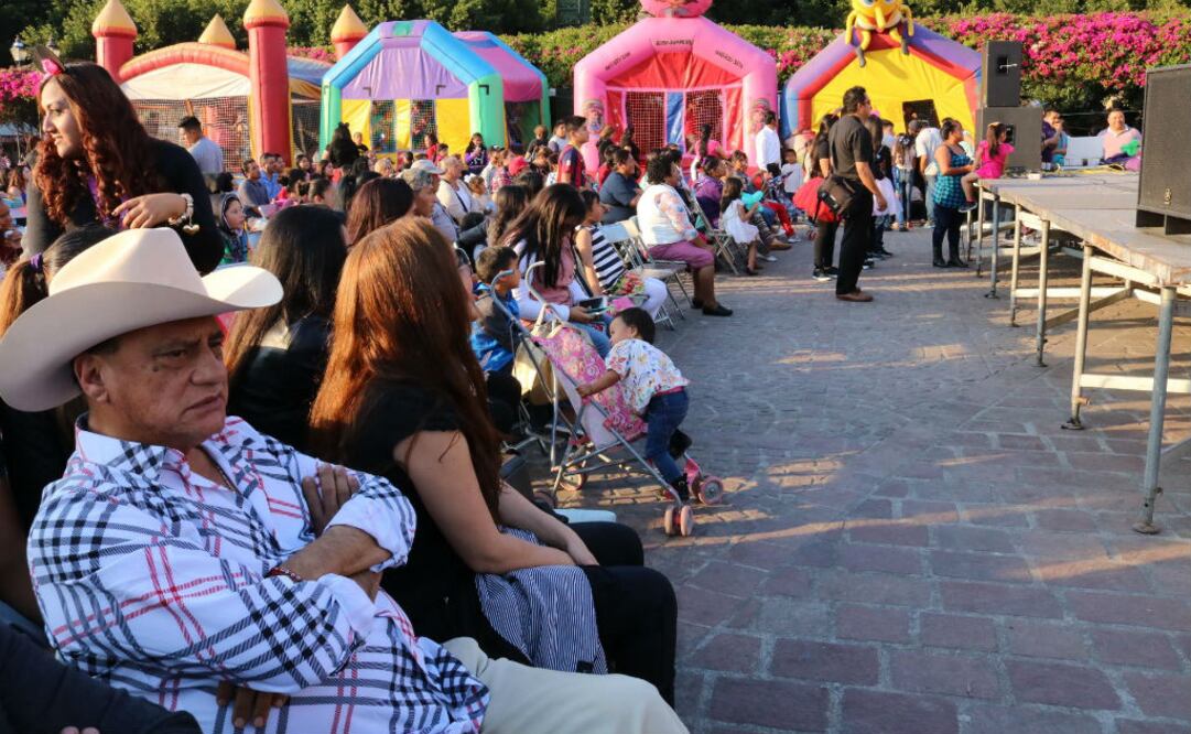 El alcalde que se hizo conocido en redes por promocionar un negocio de quinceañeras en Chicago, Estados Unidos. FOTO: @yuririagob