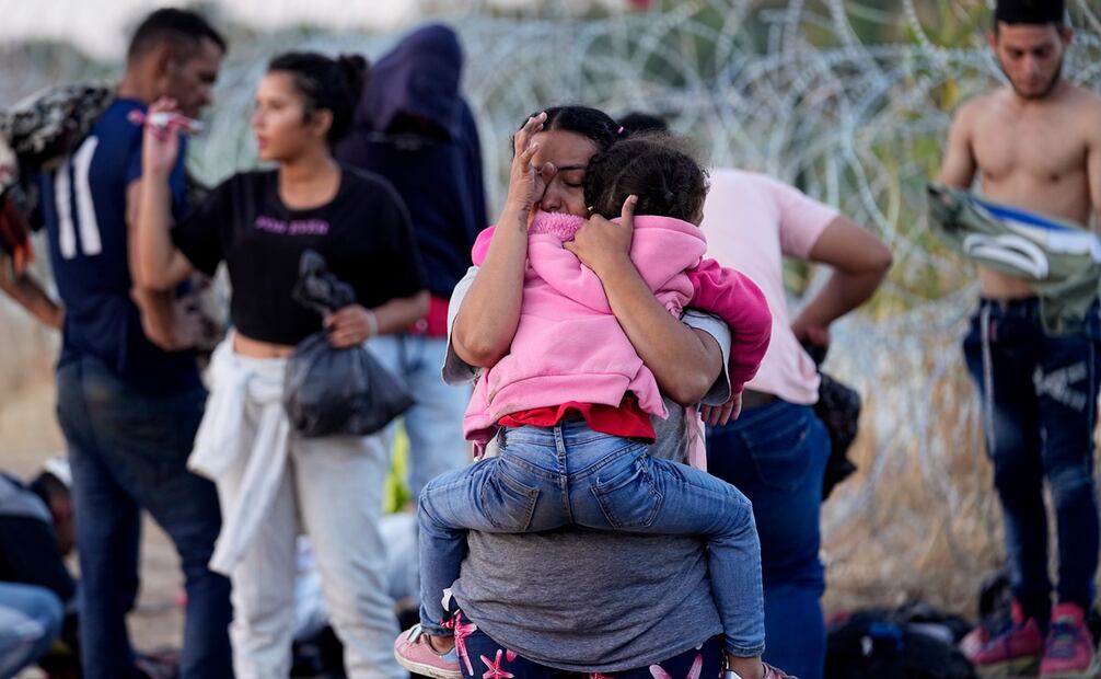 Una mujer se seca las lágrimas después de que ella y otros migrantes cruzaron el río Bravo y entraron a EU desde México, para ser procesados por la Oficina de Aduanas y Protección Fronteriza, en Eagle Pass, Texas. Foto: AP