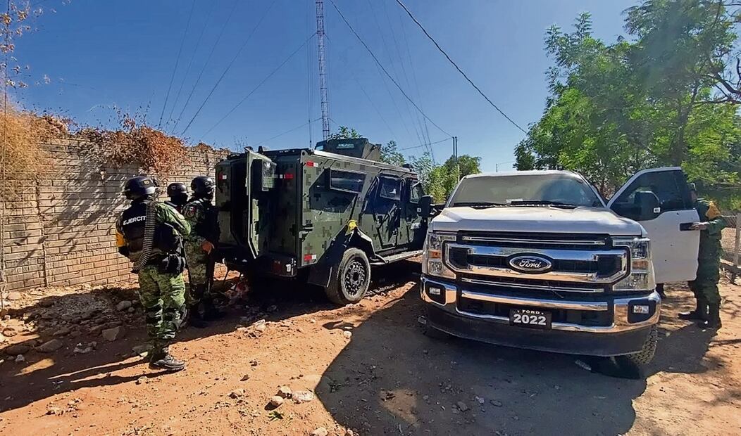 Integrantes del Ejército Mexicano resguardan la zona donde se logró la captura de Ovidio Guzmán, hijo de El Chapo, el 5 de enero de 2023 en Culiacán, Sinaloa Foto: Juan Carlos Cruz EFE