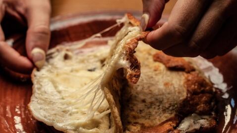 Los milaquesos, tacos de milanesa gratinados que debes probar