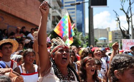 Venezuela exige a España "pedir perdón" por el "genocidio" en el siglo XV; Maduro pide "mantener viva" la lucha de los indígenas