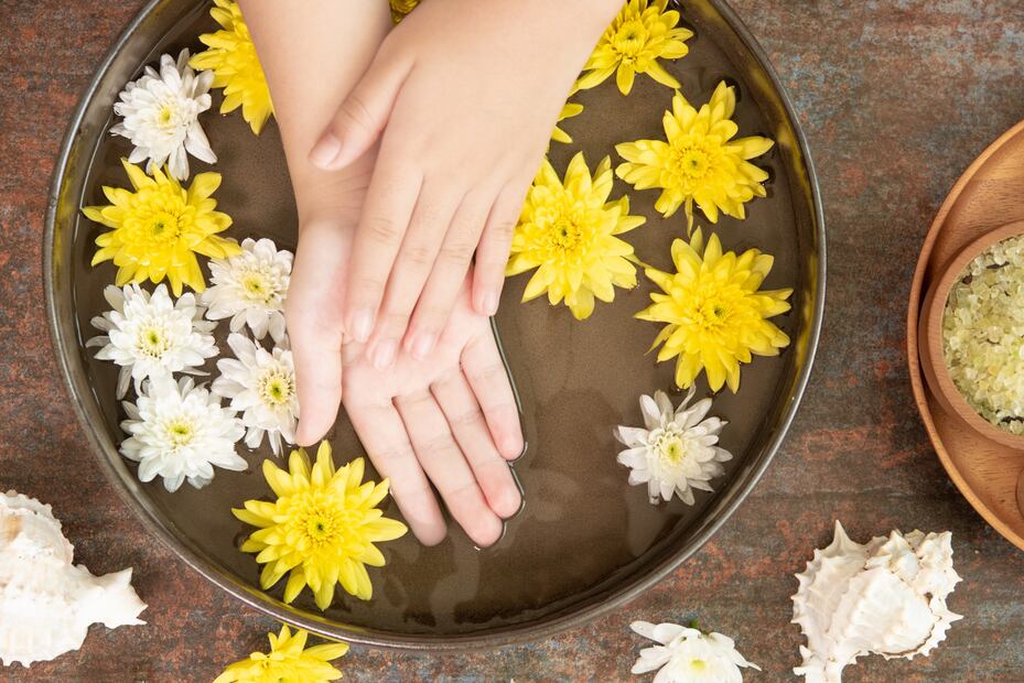 La menta y la manzanilla tienen componentes que fortalecen las uñas. Foto: Freepik