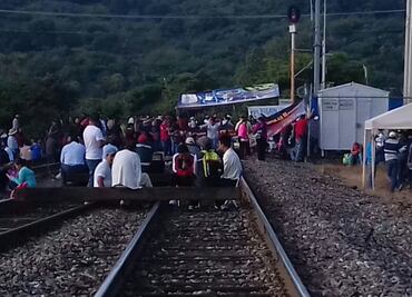 Bloquea CNTE vías del tren en 6 municipios en Michoacán