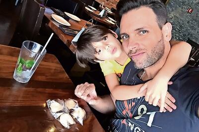 Santino podría interpretar a Luis Miguel en su serie