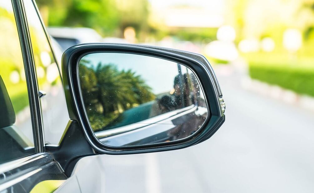Revisa que los retrovisores queden abiertos cuando te estacionas. Foto: Freepik