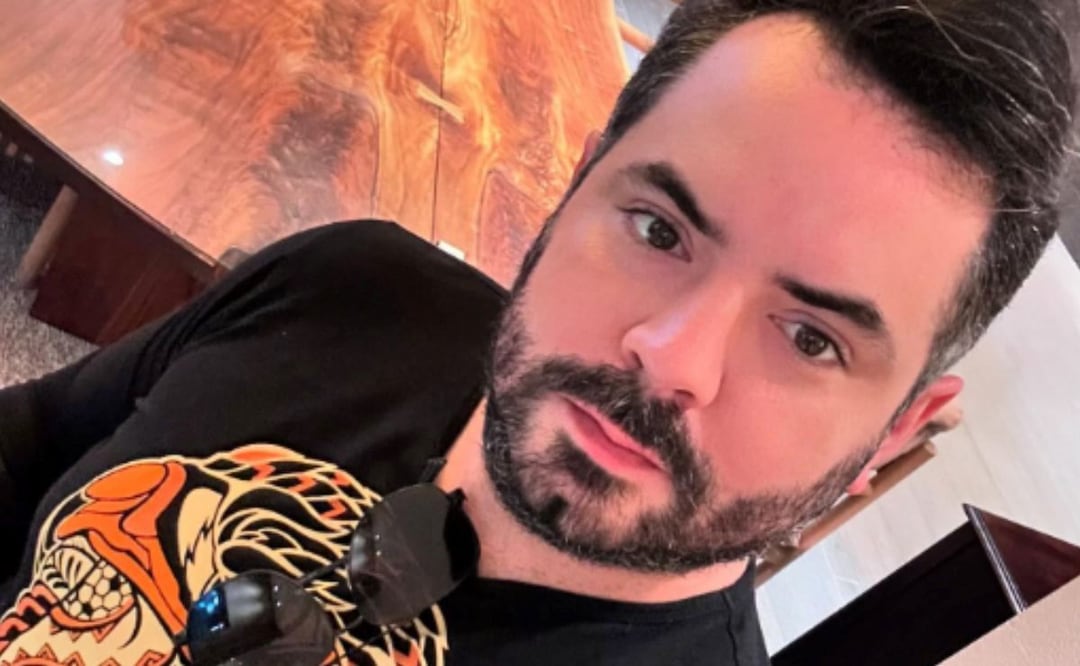 José Eduardo Derbez presume las botas amarillas MSCHF x Crocs Big Red Boot, valoradas en $11,500 pesos. Foto: Instagram @jose_eduardo92