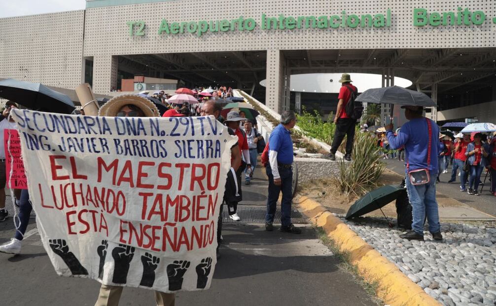 Maestros de la CNTE se retiran del AICM tras bloquear varias horas, este 23 de mayo de 2025. Foto: Carlos Mejía/EL UNIVERSAL