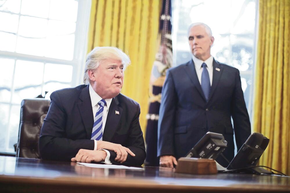 Donald Trump y Mike Pence hablaron sobre el rotundo fracaso de su propuesta en materia de salud (CARLOS BARRIA. REUTERS)