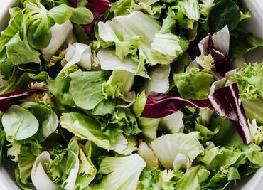 ¿Qué pasa si comes espinaca y lechuga todos los días?