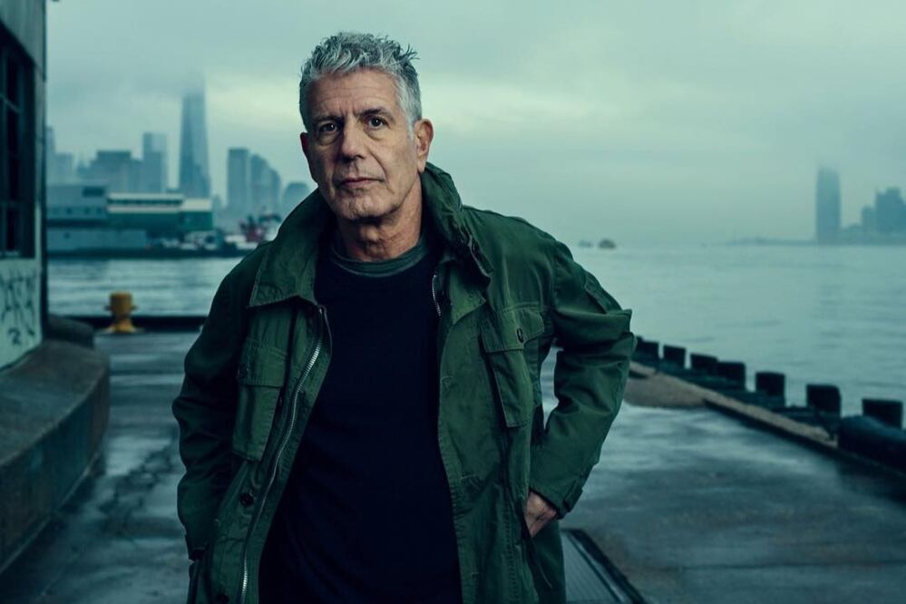 Anthony Bourdain convirtió cada viaje en una lección de empatía, usando la comida como puente entre culturas. Créditos: Instagram oficial @anthonybourdain.