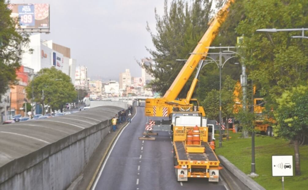 Caos en Viaducto por retraso en retiro de espectacular