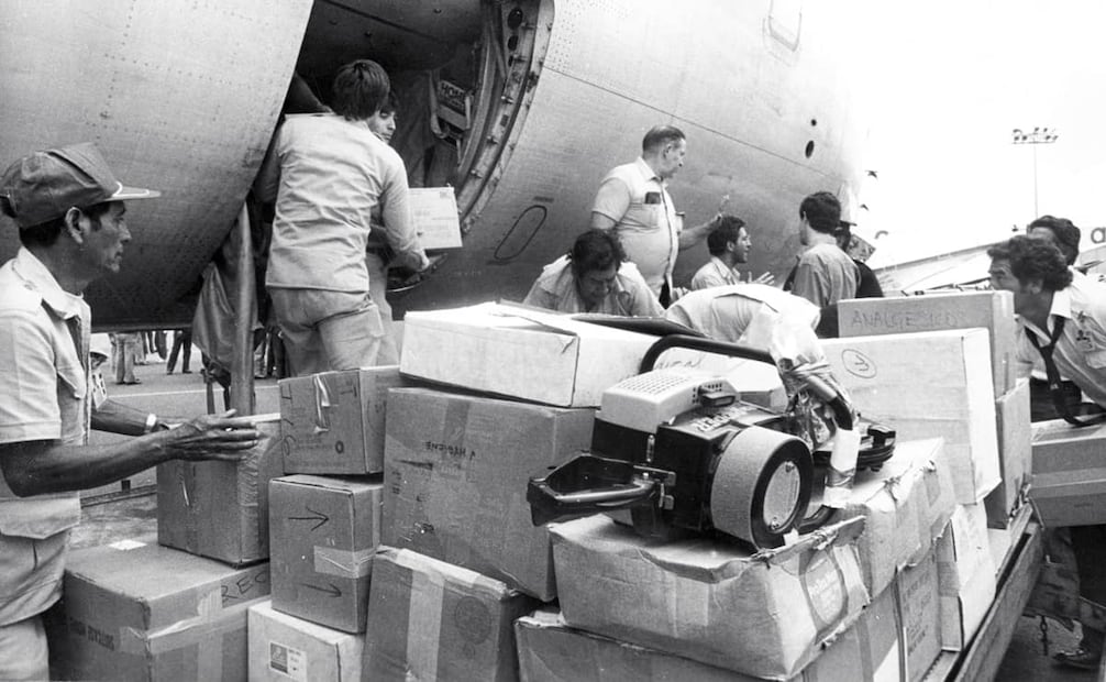 Envío de ayuda para México, proveniente de Argentina. Algunos países recibieron quejas sobre la desorganización de autoridades mexicanas al momento de repartir los víveres y mejor remitieron sus donativos a la Cruz Roja Internacional, sin la injerencia del entonces Departamento del Distrito Federal. Foto: Archivo EL UNIVERSAL.