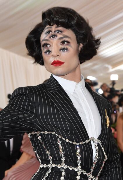 El look de impacto de Ezra Miller en la Met Gala 2019
