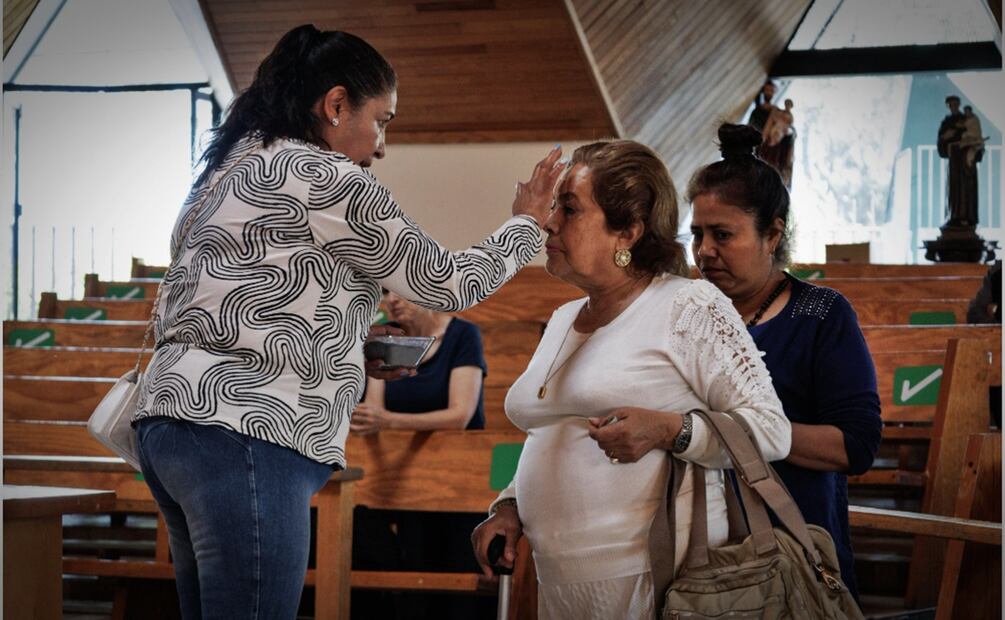 Capitalinos acuden a colocarse la cruz hoy miércoles de ceniza en el inicio de la Cuaresma, el 5 de marzo de 2025. Foto: Yaretzy M. Osnaya / EL UNIVERSAL